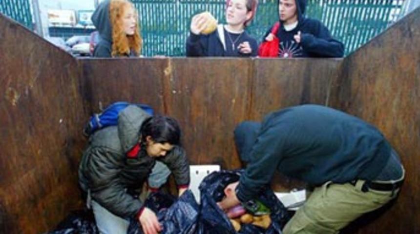 &Ccedil;&ouml;pten besleniyorlar!