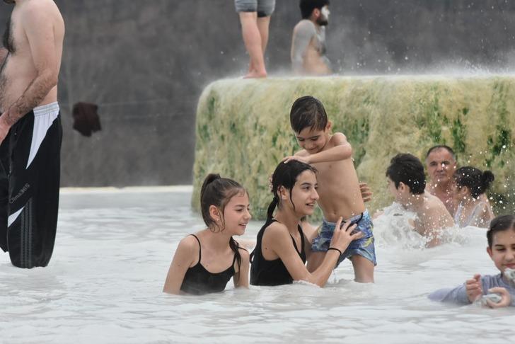 'Kazı yapılırken bir anda topraktan fışkırdı' Akın akın geliyorlar! Şifa bulanlar var 'Ücretsiz olmasından çok memnunuz' G4