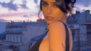 Mia Khalifa'nın şeffaf kıyafeti sosyal medyanın gündemine yerleşti! Bir gören bir daha baktı... Streç filme benzetildi