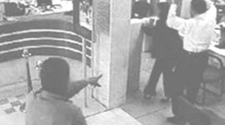 G&uuml;venlik&ccedil;iyi yaralayıp, bankayı soydular