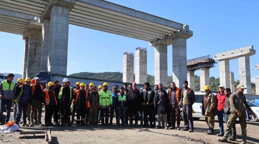 Aydın-Denizli Otoyolu’nda çalışan işçiler, aylardır paralarını alamadıkları gerekçesiyle grev başlattı