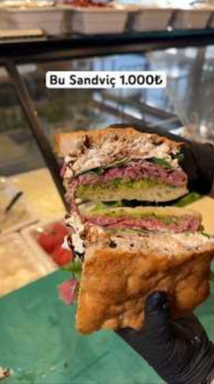 İzmir'deki 1000 liralık sandviç gündem oldu!  İçindekiler bilindik fiyatı şaşırtıcı: Kuzu kulağı, slayze domates...  G5