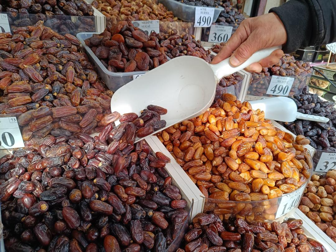 G&uuml;nde 3 tane yiyen bu dertten kurtuluyor! Fiyatıyla birlikte bu detaya da dikkat: Ramazan &ouml;ncesi esnafın 'hurma' mesaisi...