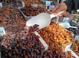 Günde 3 tane yiyen bu dertten kurtuluyor! Fiyatıyla birlikte bu detaya da dikkat: Ramazan öncesi esnafın 'hurma' mesaisi...