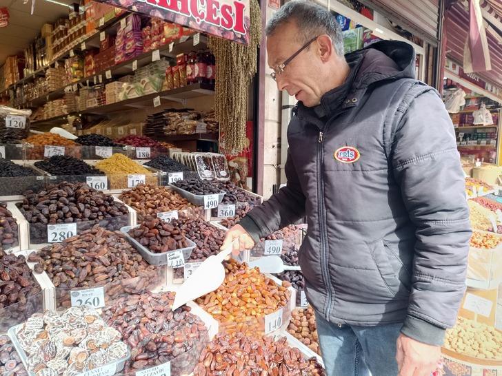 Günde 3 tane yiyen bu dertten kurtuluyor! Fiyatıyla birlikte bu detaya da dikkat: Ramazan öncesi esnafın 'hurma' mesaisi... G2