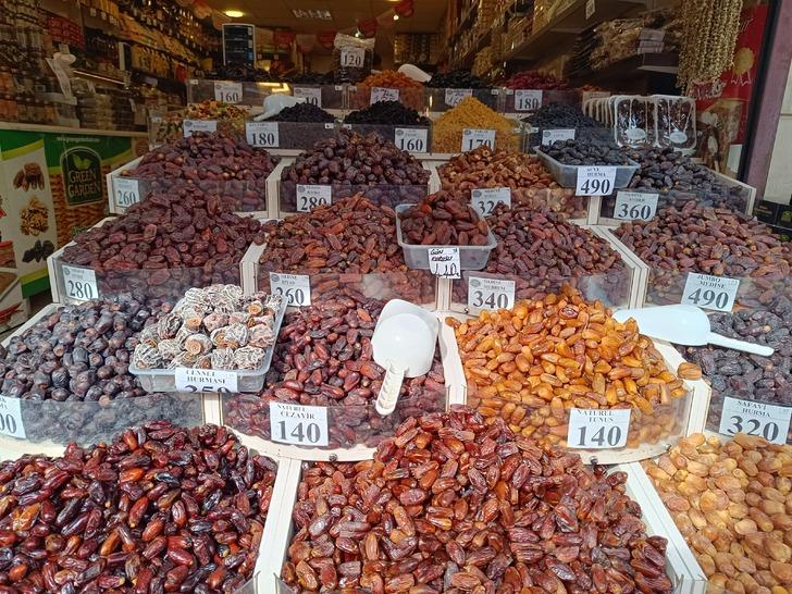 Günde 3 tane yiyen bu dertten kurtuluyor! Fiyatıyla birlikte bu detaya da dikkat: Ramazan öncesi esnafın 'hurma' mesaisi... G4