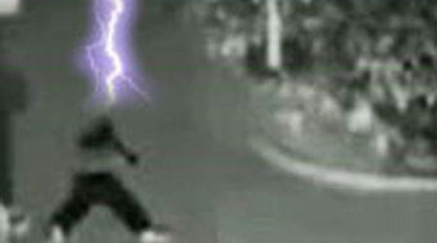 Bir dakika i&ccedil;inde iki defa yıldırım &ccedil;arptı