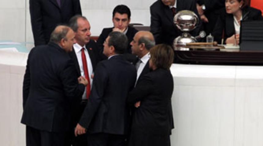 T&uuml;rkiye yasta, Meclis'tekiler kavgada!