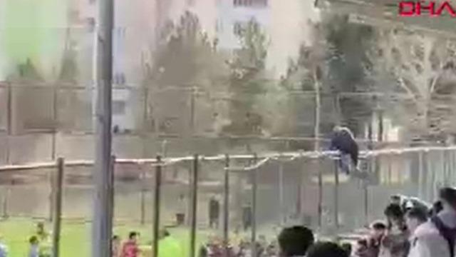 Ceza falan dinlemedi: Antrenör tel örgüleri aşıp sahaya daldı!