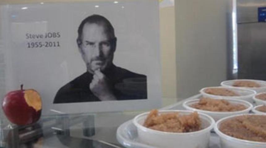 Steve Jobs i&ccedil;in helva dağıtıldı