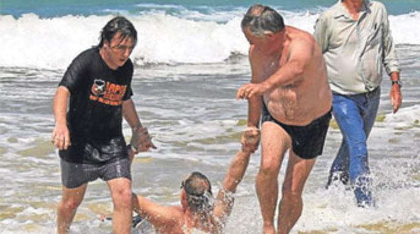 K&ouml;pekbalığı bir bacağını kopardı