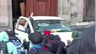 Devlet Başkanı basın toplantısı düzenlerken yaşandı! Meksika’da protestocular araçla Başkanlık Sarayı’na daldı