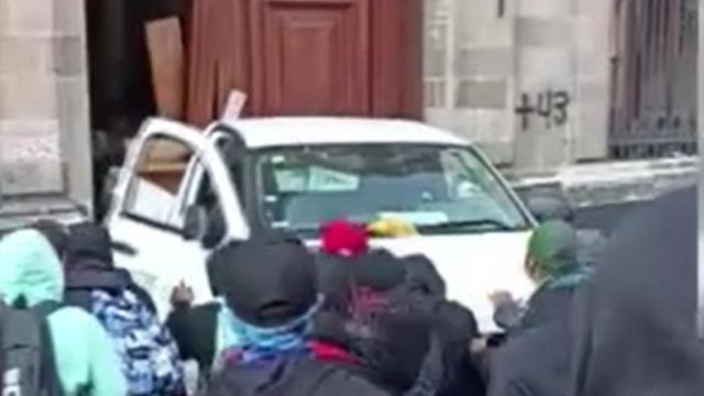 Devlet Başkanı basın toplantısı düzenlerken yaşandı! Meksika’da protestocular araçla Başkanlık Sarayı’na daldı