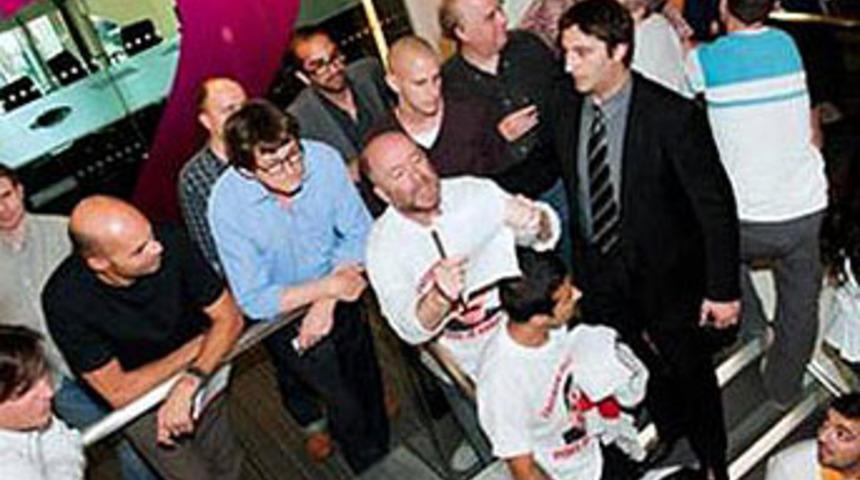 PKK yandaşları Guardian'ı bastı