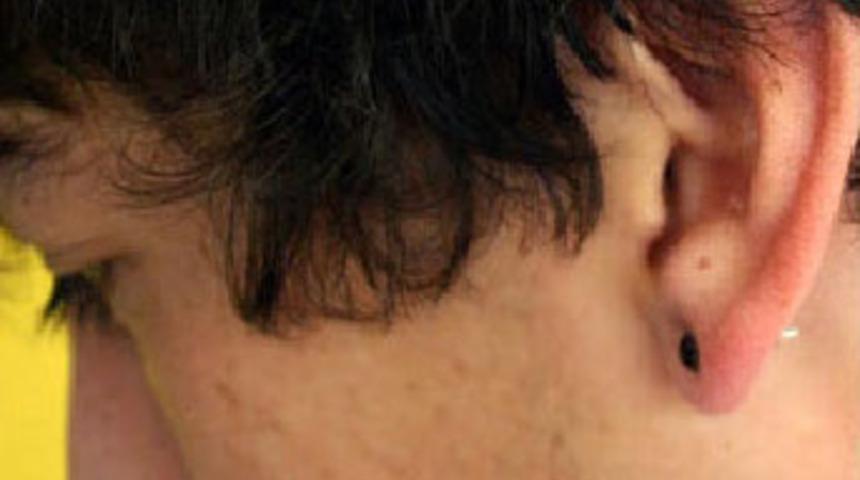 K&uuml;pe takan oğlunun kulağını kesecekti