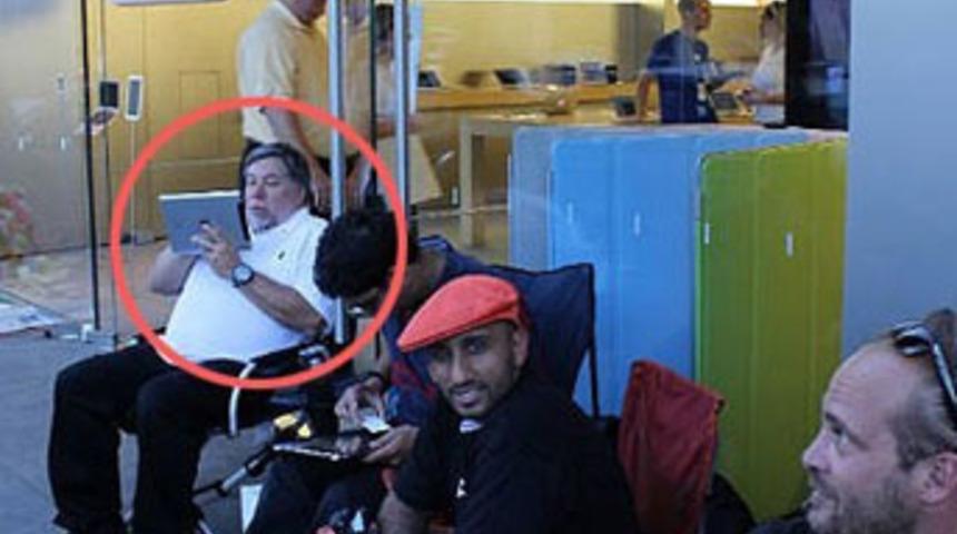 Apple'ın kurucusu iPhone 4S kuyruğunda