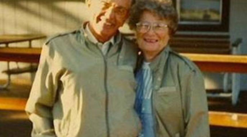 72 yıllık evli &ccedil;ift el ele &ouml;ld&uuml;