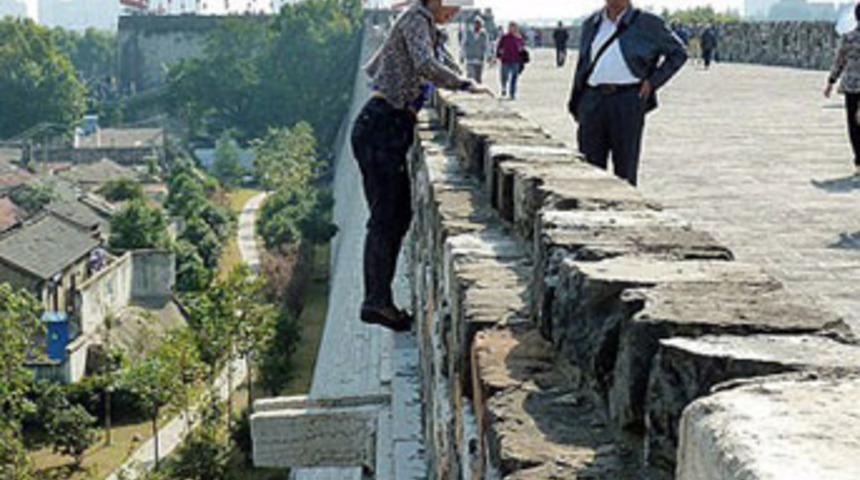 7 lira vermemek i&ccedil;in kaleye tırmandı!