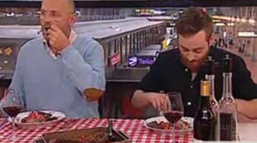 İddiayı kaybetti, şapkasını yedi