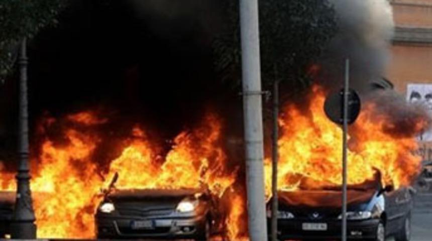 İtalyan &ldquo;&Ouml;fkeliler&rdquo; Roma'yı ateşe verdi