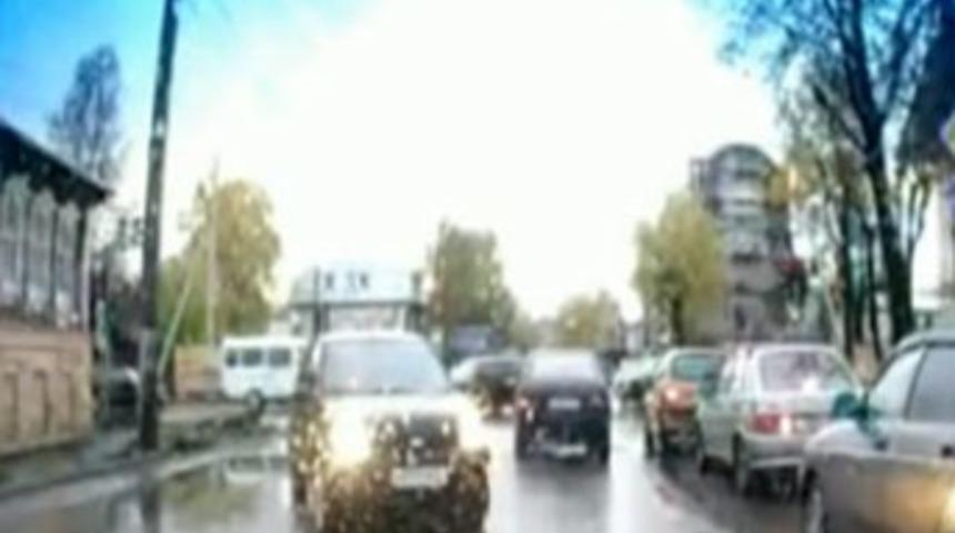 Otomobilin altında metrelerce s&uuml;r&uuml;klendi