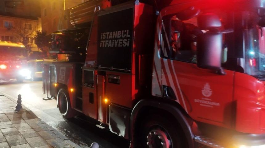 Kadıköy’de korkutan iş yeri yangını