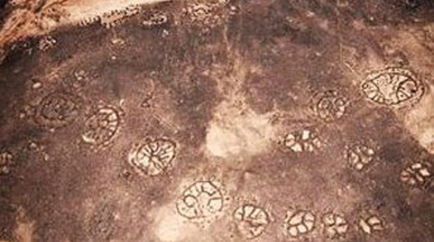 Taşa yapılan gizemli &ccedil;izimler