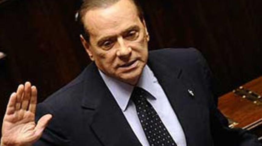 Berlusconi istifa etti!