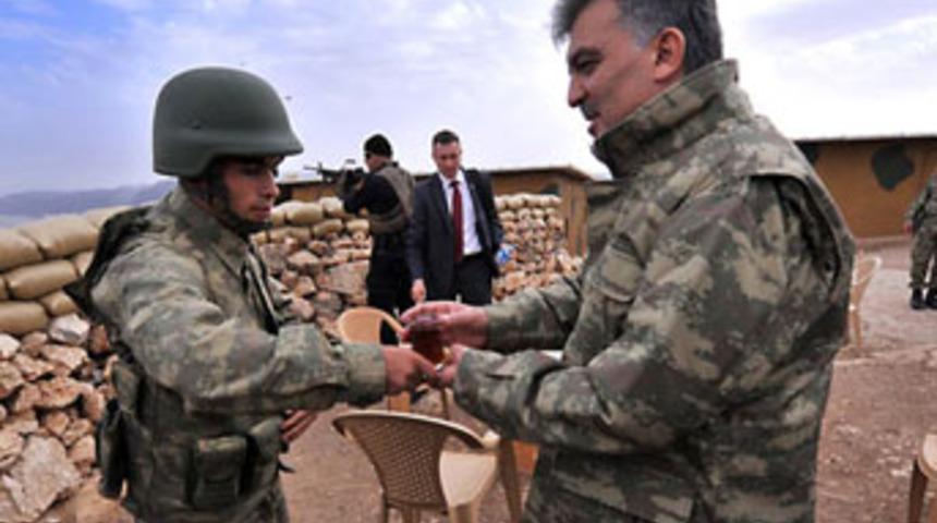 Cumhurbaşkanı G&uuml;l kamuflaj giydi