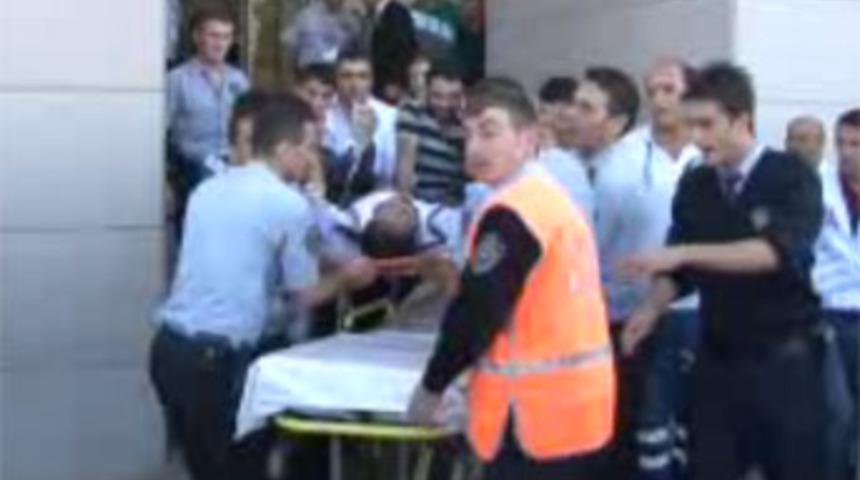 Adalet Sarayı'nda bı&ccedil;aklı saldırı: 8 yaralı