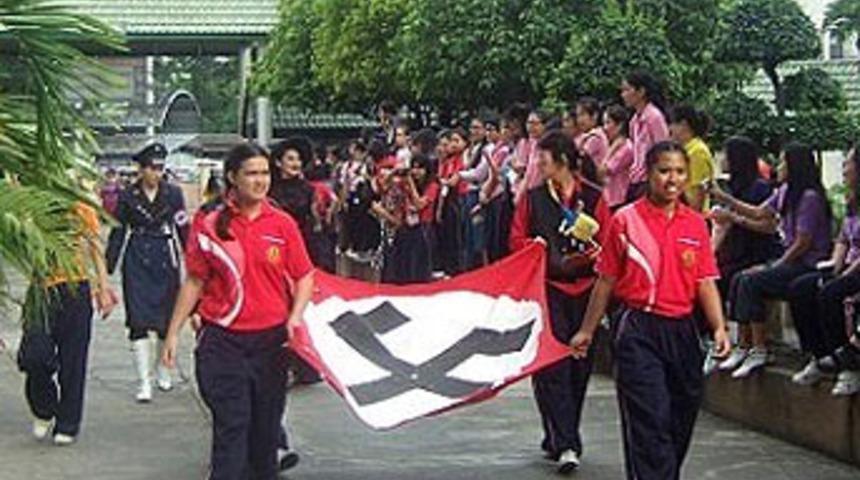 Sahneye &ouml;yle bir kost&uuml;mle &ccedil;ıktı ki...