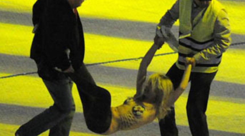 Yarı &ccedil;ıplak sahaya atladı