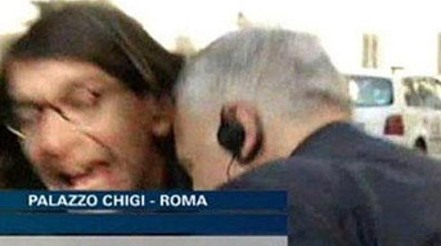 Muhabirin &ccedil;ileden &ccedil;ıktığı an