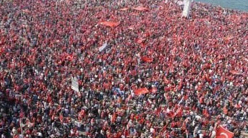 T&uuml;rkiye şehitleri i&ccedil;in y&uuml;r&uuml;d&uuml;