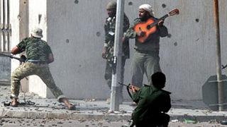 'Gitarlı savaşçı' Sirte'yi ele geçirdi!