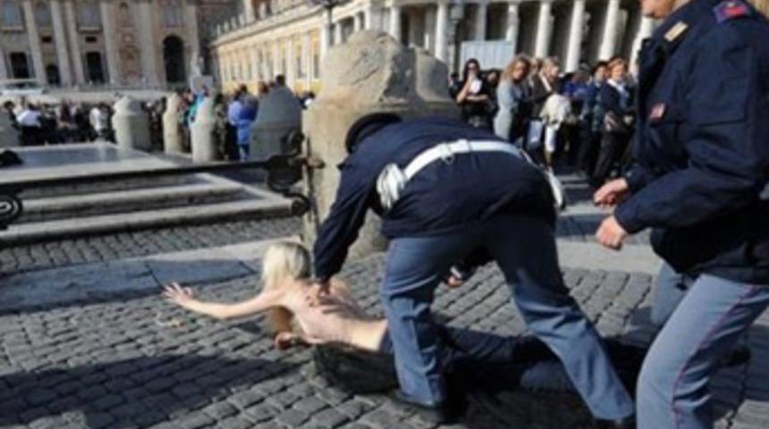 Papa'nın huzurunda &ccedil;ıplak eylem