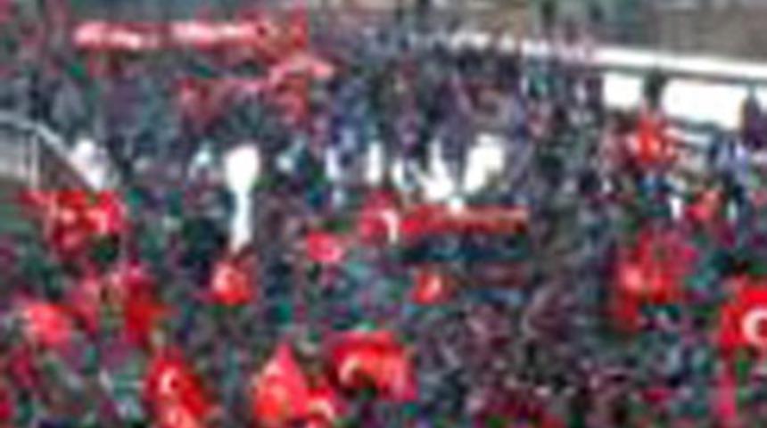 Almanya'da şehit yürüyüşü kavgası