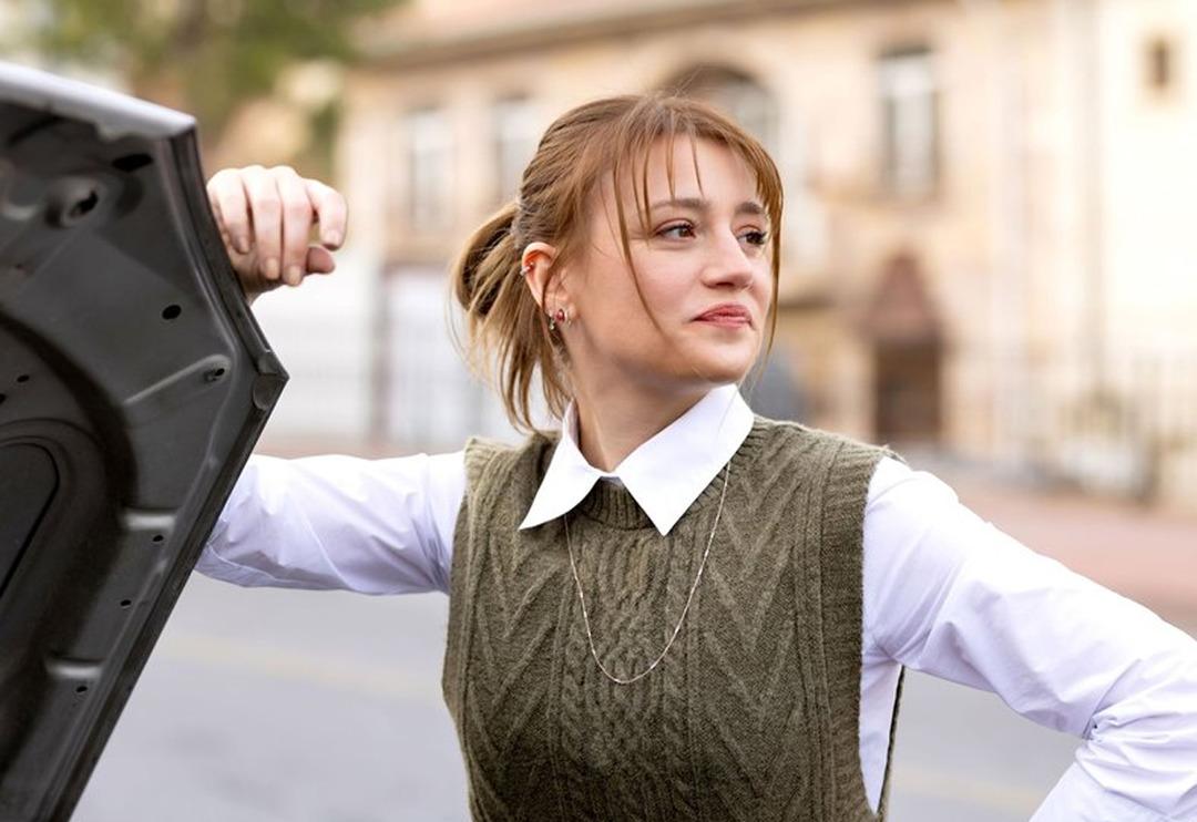 Gizem Karaca'nın Moskova tarzı! Kısa sa&ccedil;ları ve siyah elbisesiyle dikkat &ccedil;ekti: "Zarafet ve g&uuml;zellik"