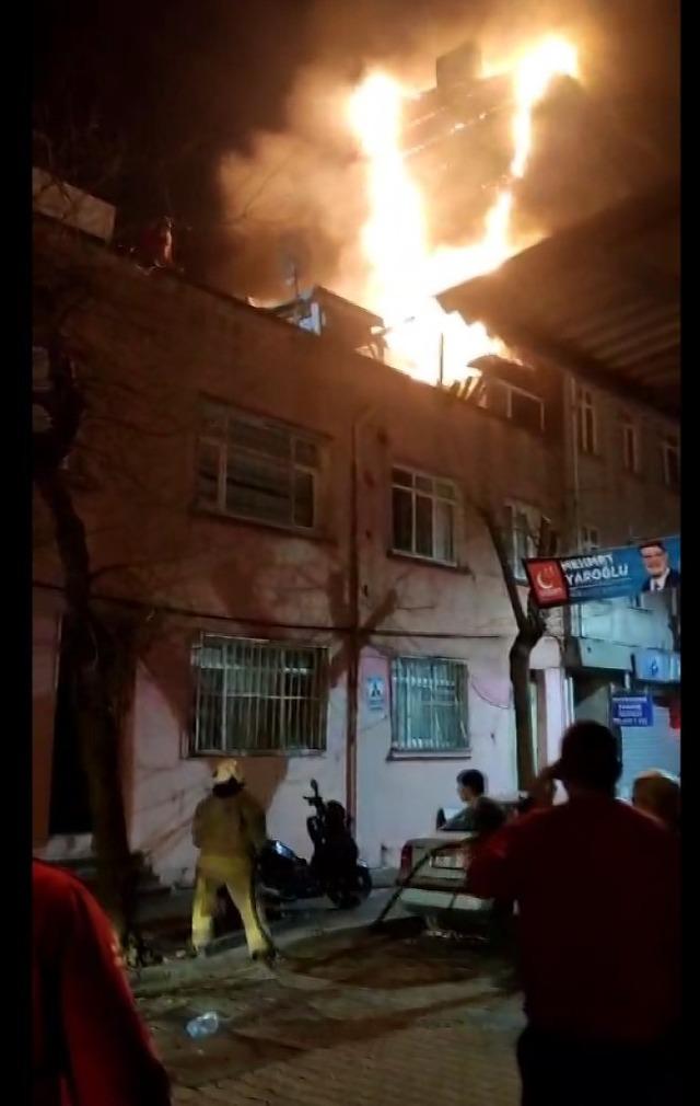 Fatih’te 5 katlı binanın çatısında korkutan yangın