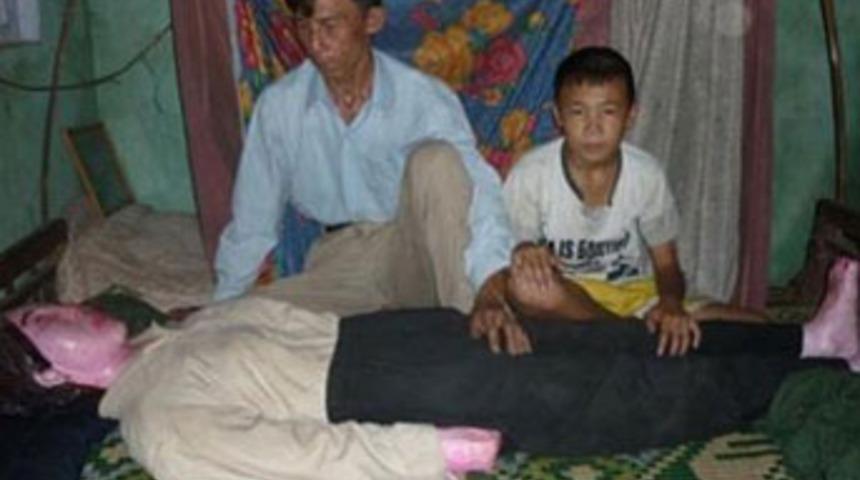 9 yıldır eşinin cesediyle uyuyor