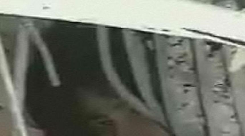 Pes dedirten muhabir: Enkaza mikrofon uzattı