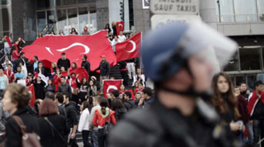 Ter&ouml;r&uuml; kınayacaklardı saldırıya uğradılar