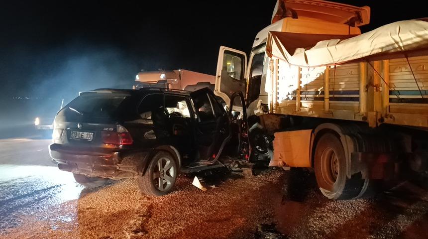 Afyonkarahisar'da tır ile cip çarpıştı, 2'si polis memuru 4 kişi yaralandı