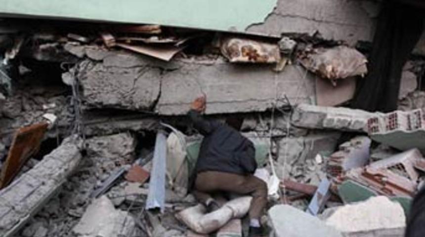 &lsquo;Enkazda nefes bile alamıyorduk&rsquo;