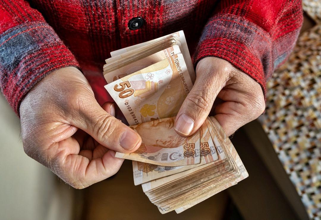 Emekli maaşına seyyanen zam beklerken SGK rakam a&ccedil;ıkladı: EYT&rsquo;de korkulan olmadı! Emekli aylığı &ouml;demeleri 1,4 trilyon lirayı aştı