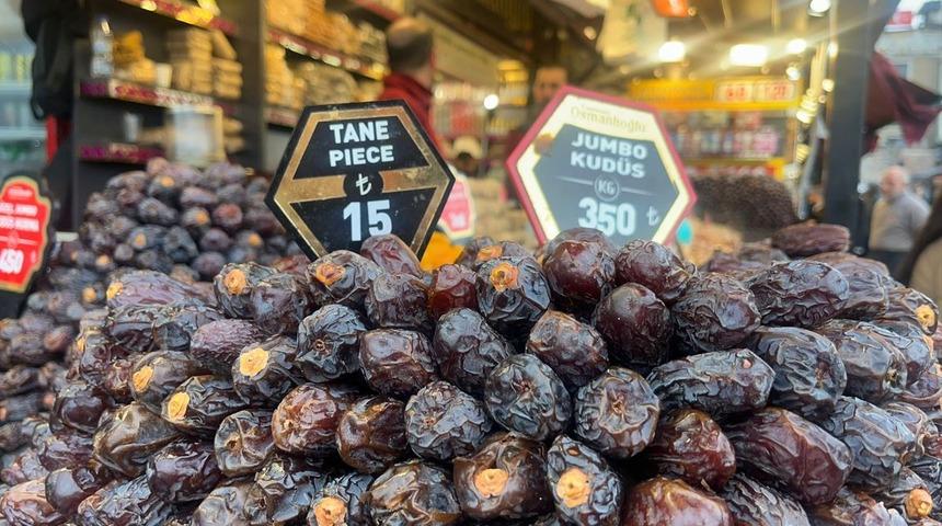 Sonunda bunu da gördük... Mısır Çarşısı'nda taneyle hurma satışı başladı! Fiyatlar dudak uçuklatıyor