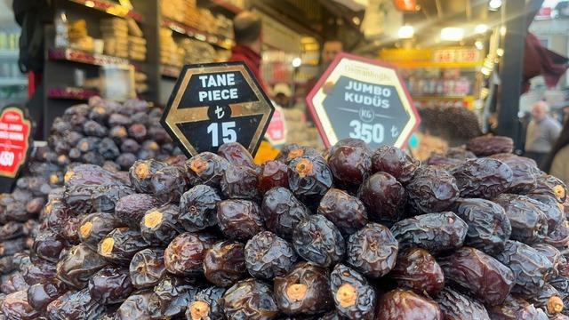 Sonunda bunu da gördük... Mısır Çarşısı'nda taneyle hurma satışı başladı! Fiyatlar dudak uçuklatıyor