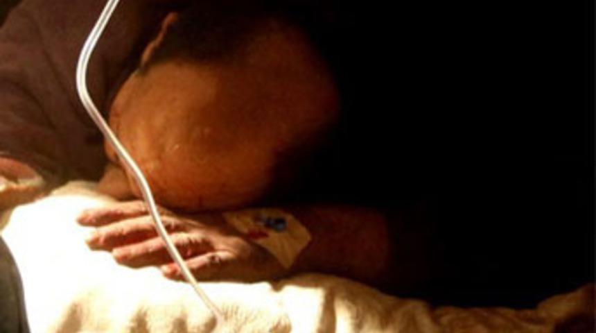 Enkaz altında 4 g&uuml;n yaşam m&uuml;mk&uuml;n