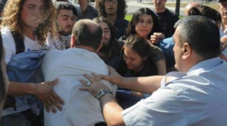 B&uuml;lent Arın&ccedil;'a protesto şoku