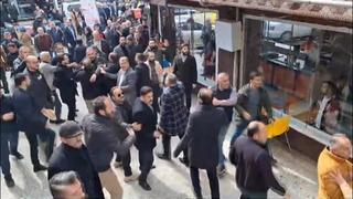 Meral Akşener'in esnaf ziyareti sırasında arbede! Yeniden Refah Partisi pankartı asmak isteyince ortalık karıştı